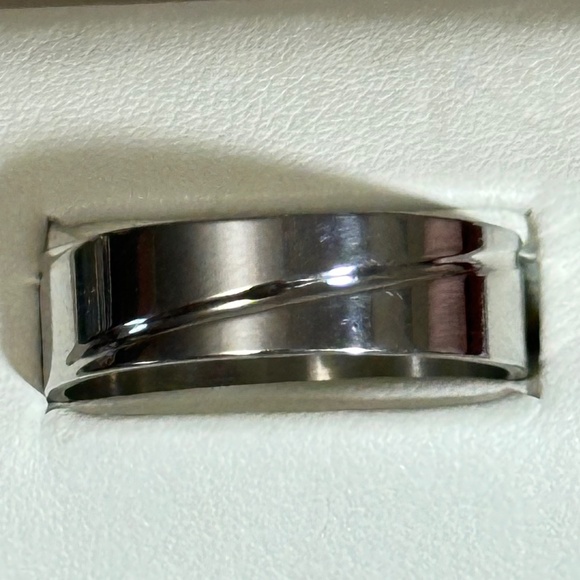 Source Unknown Other - Stainless steel band, Polished, diagonal line goes all the way around. NWOT